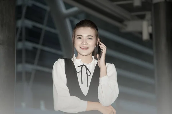 Asyalı güzel kadın kullanma smartphone. — Stok fotoğraf