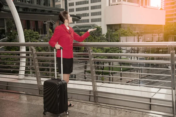 Asian pretty business woman standing with luggage. — Stock Photo, Image