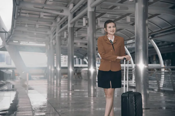 Asian pretty business woman standing with luggage. — Stock Photo, Image