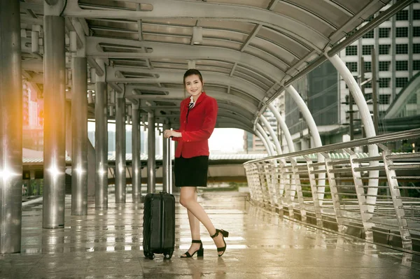 Asian pretty business woman standing with luggage. — Stock Photo, Image