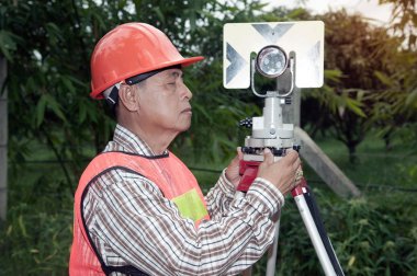 Arazi veya prizma reflektör St ölçümü yapma mühendisi
