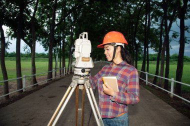 Kadın arazi ya da ölçü birimi alanında yapım mühendisi. 