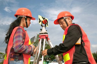 Arazi veya ölçü birimi alanında ortak yapım mühendisi. 