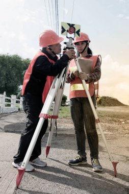 Arazi veya ölçü birimi alanında ortak yapım mühendisi. 