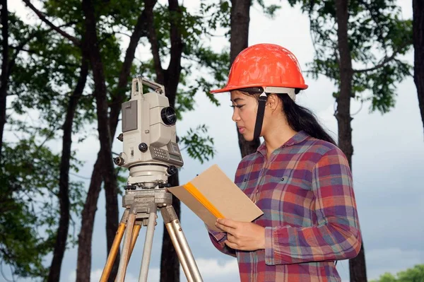 Női Surveyor vagy mérnök, hogy a helyszíni intézkedés. — Stock Fotó
