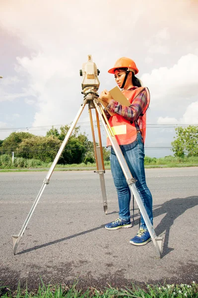 Vrouwelijke Surveyor of ingenieur maatregel op de snelweg maken. — Stockfoto