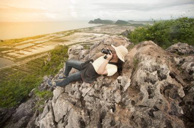 Kadın dağın tepesinde..... .yalan turistlerin bakış mı.