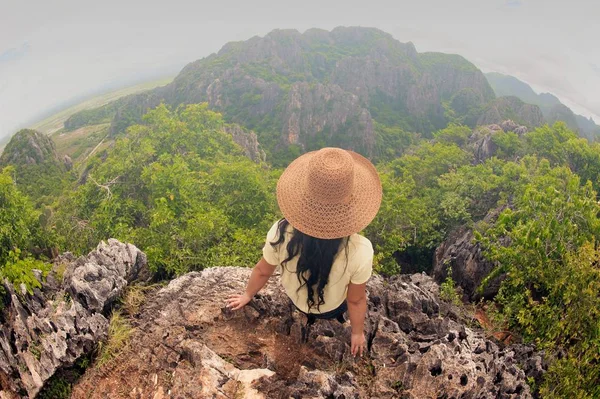 Joyeuse voyageuse avec chapeau assis au sommet d'une montagne . — Photo