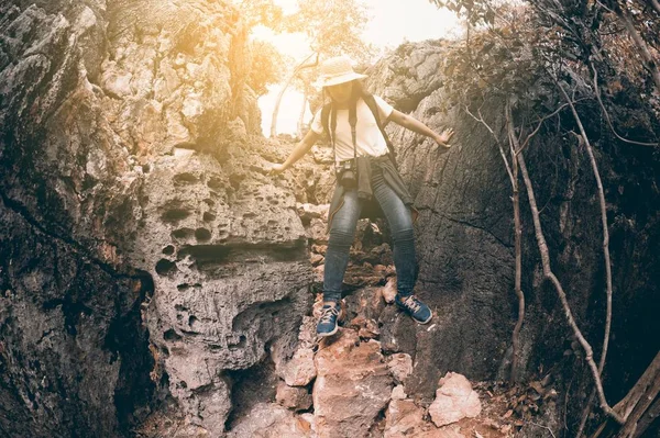 Yürüyüş ve dağlar macera dağcılık ve trekking oldukça Asyalı kadın.