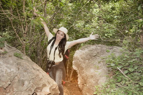 Jolie femme asiatique randonnée et escalade en montagne . — Photo