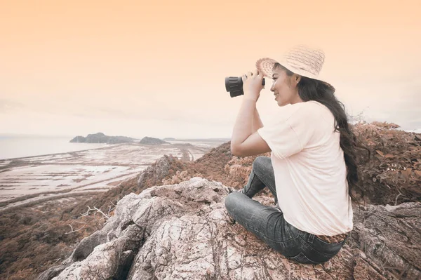 Unga asiatiska resenären kvinna som tittar en kikare. — Stockfoto