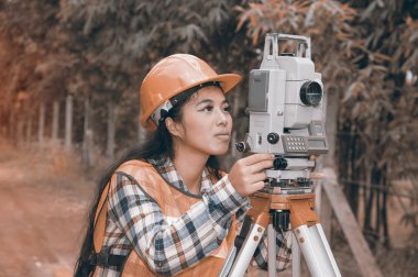  Kadın arazi ya da teodolit ölçü sokakta bir alanda yapım mühendisi. 