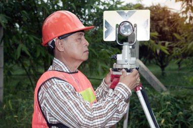  Arazi veya mühendis yapım ayarı ölçü prizma reflektör bir alanda sokakta. 