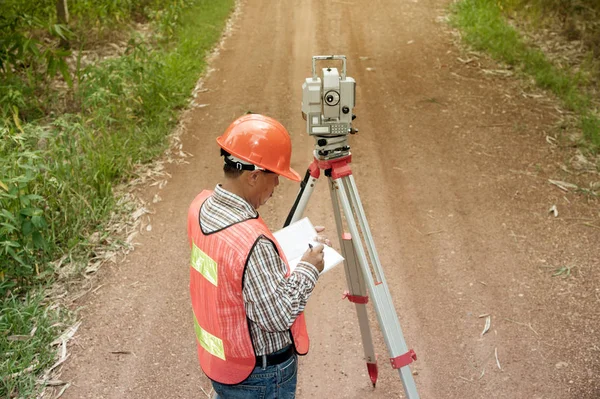 Arazi veya teodolit ölçü sokakta yapım mühendisi.