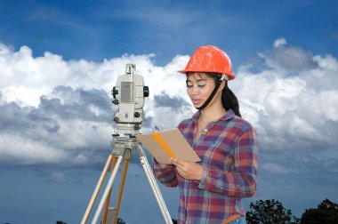 Kadın arazi ya da mühendis teodolit alanında ölçü yapma.