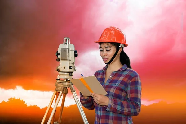 Női Surveyor vagy mérnök, hogy teodolit helyszíni intézkedés. — Stock Fotó