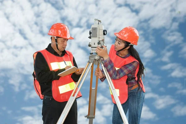 Földmérő vagy intézkedés azáltal, hogy a pályán teodolit mérnök. — Stock Fotó