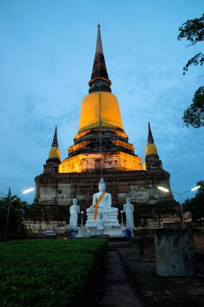 Statues anciennes de bouddha blanc et pagode ruinée au temple Wat Yai Chai Mongkhon en Thaïlande . — Photo