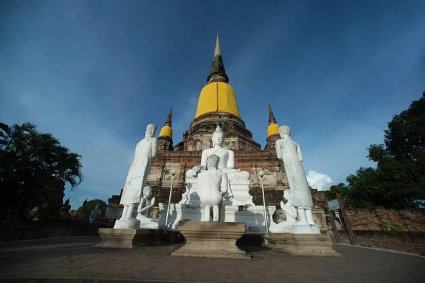 Antiguas estatuas de buda blanca y pagoda arruinada en el templo de Wat Yai Chai Mongkhon en Tailandia . — Foto de Stock