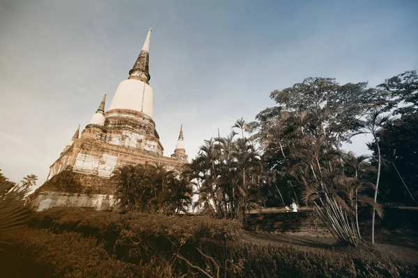 古代の白い仏像とワット ・ ヤイ チャイ M で荒廃した塔 — ストック写真