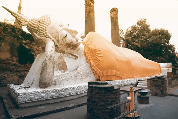 Antiche statue di Buddha reclinabili bianche e pagoda in rovina al tempio Wat Yai Chai Mongkhon in Thailandia . — Foto Stock