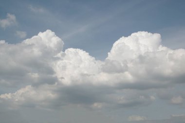 Mavi gökyüzü arka plan ile kabarık bulutlar gökyüzünde.