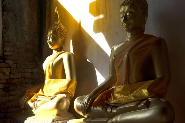 Zlatý sedící Buddha na klášter v Wat Phutthaisawan, Ayutthaya město v Thajsku. — Stock fotografie