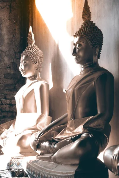 Buda sentado dourado no claustro em Wat Phutthaisawan, cidade de Ayutthaya na Tailândia . — Fotografia de Stock