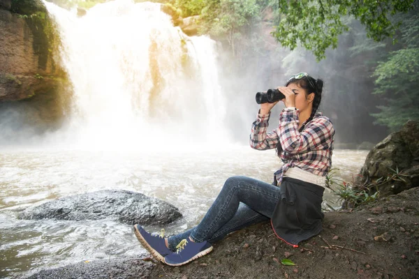 Unga asiatiska resenären kvinna som tittar en kikare i lycka. — Stockfoto