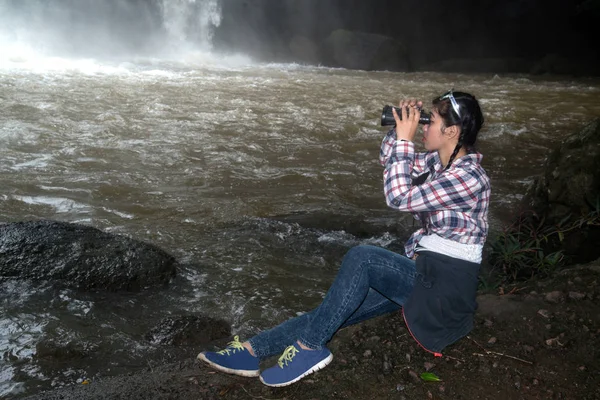 Joven viajero asiático mujer buscando un binoculares en la felicidad . — Foto de Stock