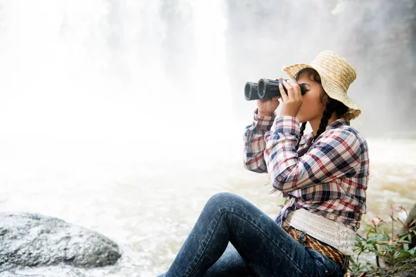 Pozoruje dalekohled v štěstí mladé asijské traveler žena. — Stock fotografie