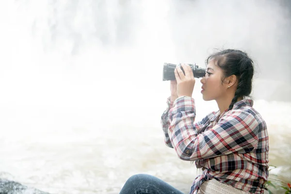 Jeune voyageur asiatique femme à la recherche d'un jumelles dans le bonheur . — Photo