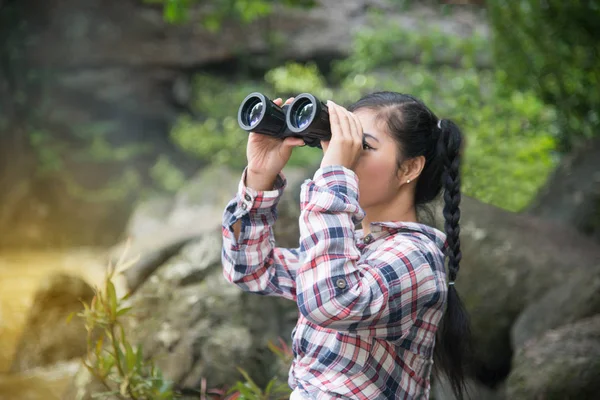 Jeune voyageur asiatique femme à la recherche d'un jumelles dans le bonheur . — Photo