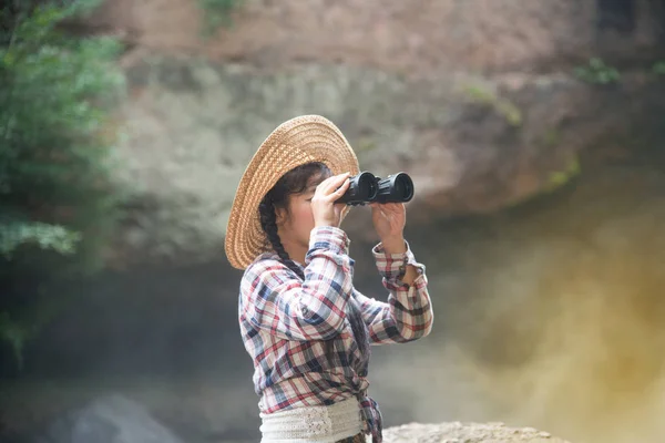 Jeune voyageur asiatique femme à la recherche d'un jumelles dans le bonheur . — Photo