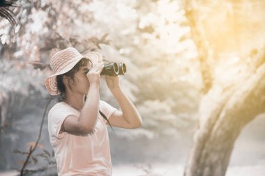 Güzel Asyalı kadın ile şelale dürbün ön seyir.