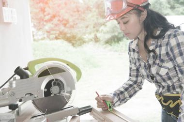 Pretty Asya marangoz kadın tahtaya işaretleme.