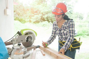 Pretty Asya marangoz kadın tahtaya işaretleme.