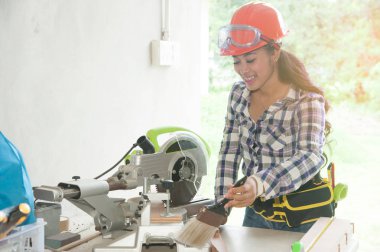 Pretty Asya marangoz kadın tahtaya işaretleme.