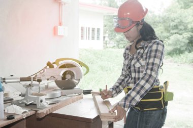 Pretty Asya marangoz kadın tahtaya işaretleme.