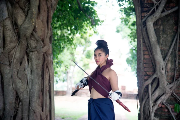 Αρκετά ασιατική γυναίκα που θέτουν σε Ταϊλάνδης αρχαίοι πολεμιστές. — Φωτογραφία Αρχείου