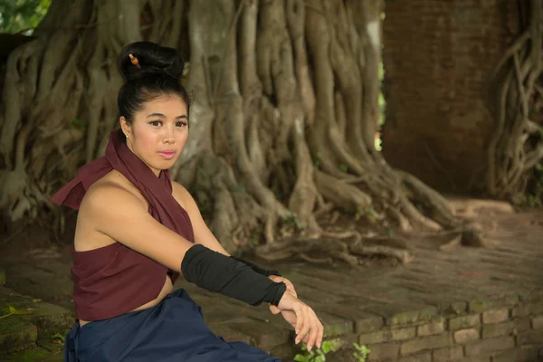 Mujer bastante asiática posando en antiguos guerreros tailandeses . — Foto de Stock