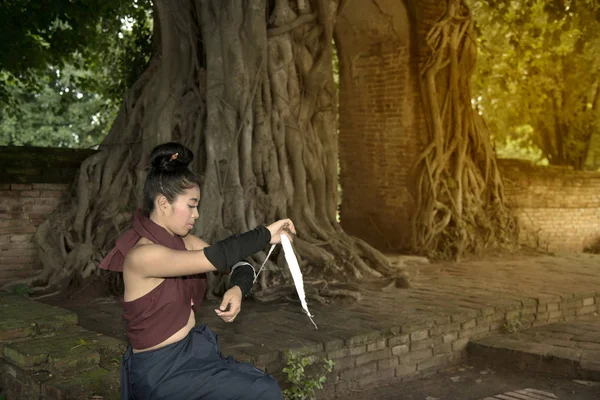 Красивая азиатка позирует в тайских древних воинах . — стоковое фото