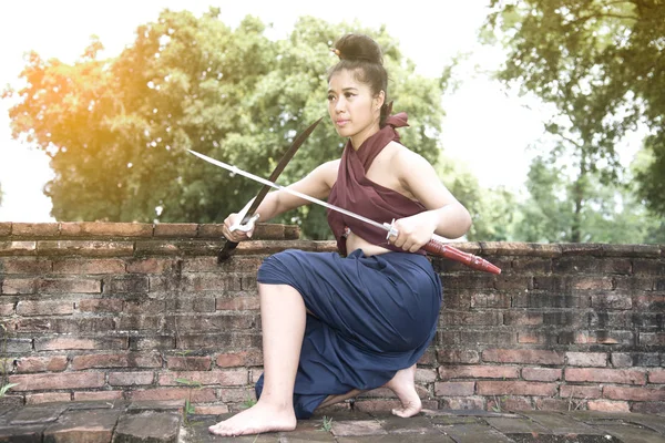 Mujer bastante asiática posando en antiguos guerreros tailandeses . — Foto de Stock