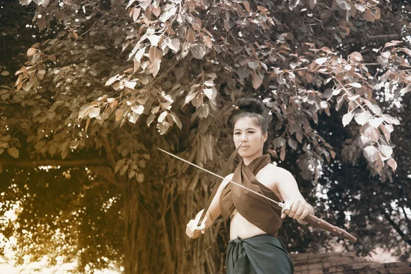 Mujer bastante asiática posando en antiguos guerreros tailandeses . — Foto de Stock