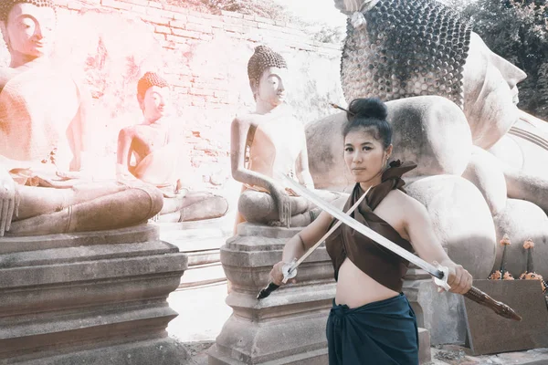 Αρκετά ασιατική γυναίκα που θέτουν σε Ταϊλάνδης αρχαίοι πολεμιστές. — Φωτογραφία Αρχείου