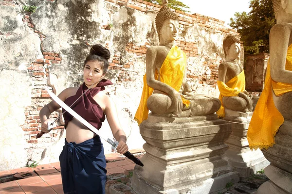 Jolie asiatique femme posant dans thaïlandais antique guerriers . — Photo