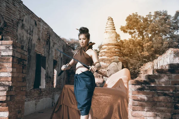 Szép ázsiai nő pózol Thai ősi harcosok. — Stock Fotó