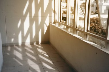 Beton duvarlar ve pencere gözlük güneş ışığı ve gölgeler.