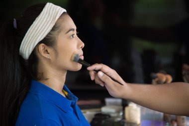 Güzel Asyalı kadın makyaj sanatçısı.