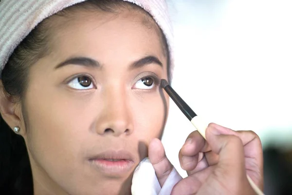 Mulher asiática bonita Eye make up apply. Mascara aplicado por artista . — Fotografia de Stock